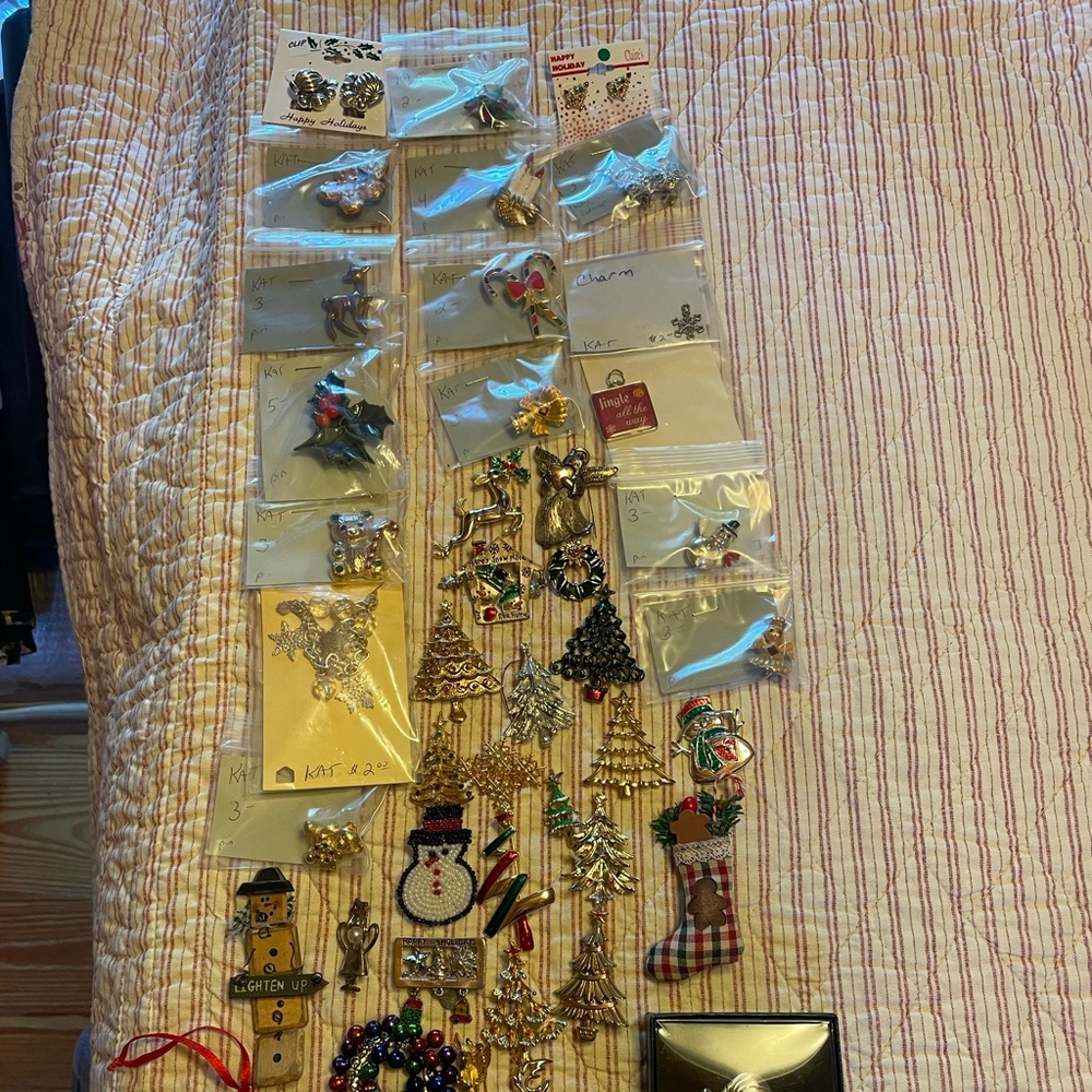 40+ ASSORTED CHRISTMAS PINS